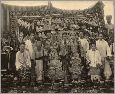 Theatergezelschap, Birma, c.1910 door English Photographer